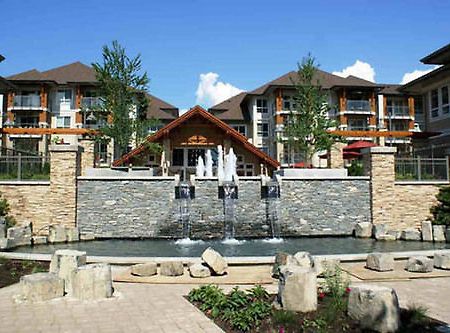 Waterscapes Resort By Dkra เคโลว์นา ภายนอก รูปภาพ